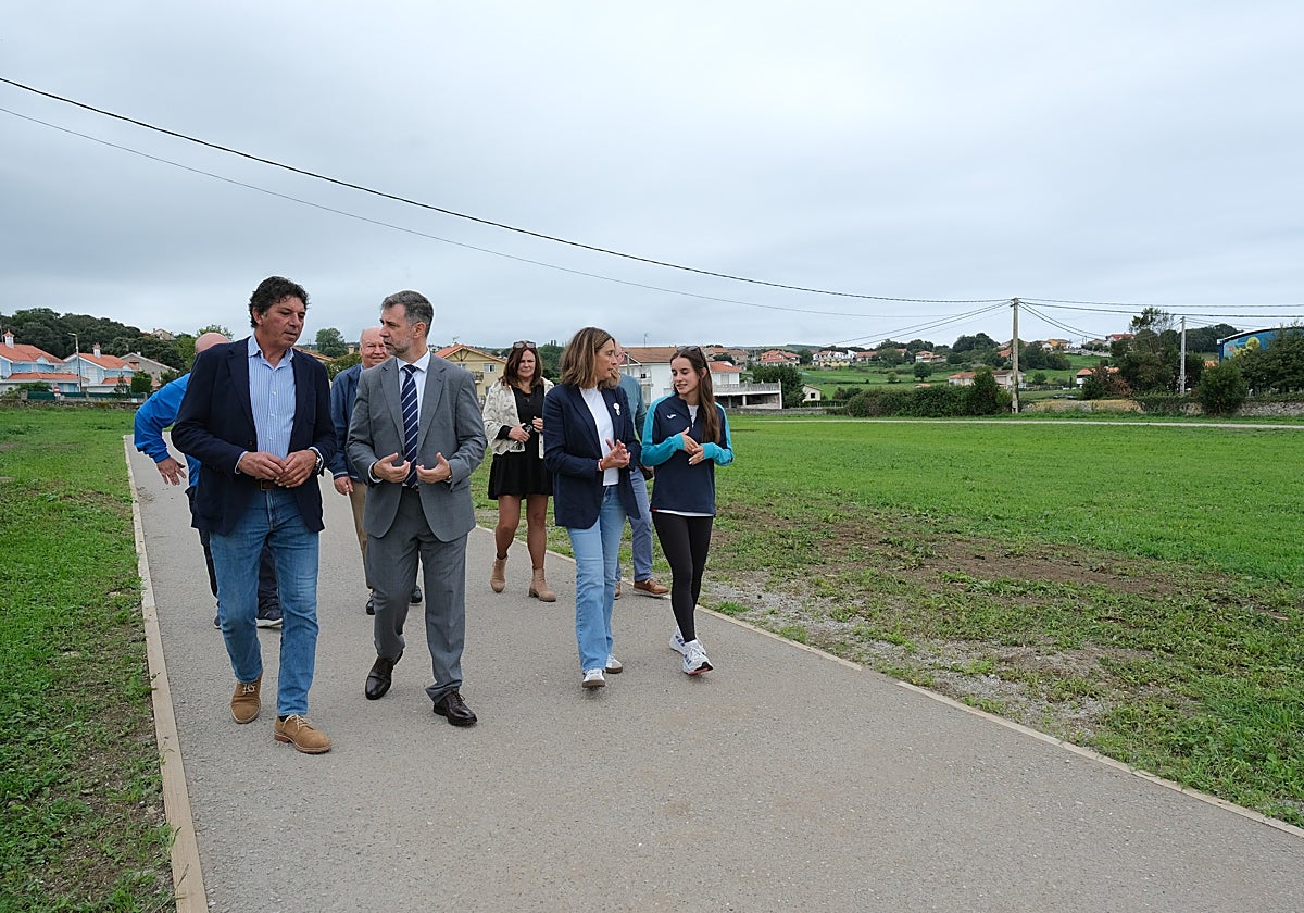 Las autoridades recorren la nueva pista de atletismo.