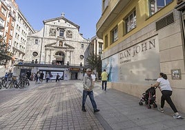La esquina de la calle Juan de Herrera, ayer, donde abrirá Dan John. Justo enfrente se instalará una chocolatería gallega.