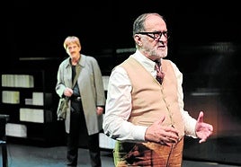 Ramón Barea, en primer término, en una escena de la obra 'El dilema del corcho' que protagoniza junto a Patxo Telleria.