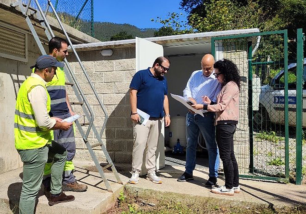 Concejales y técnicos en la recepción de las obras realizadas en los barrios de Coo.