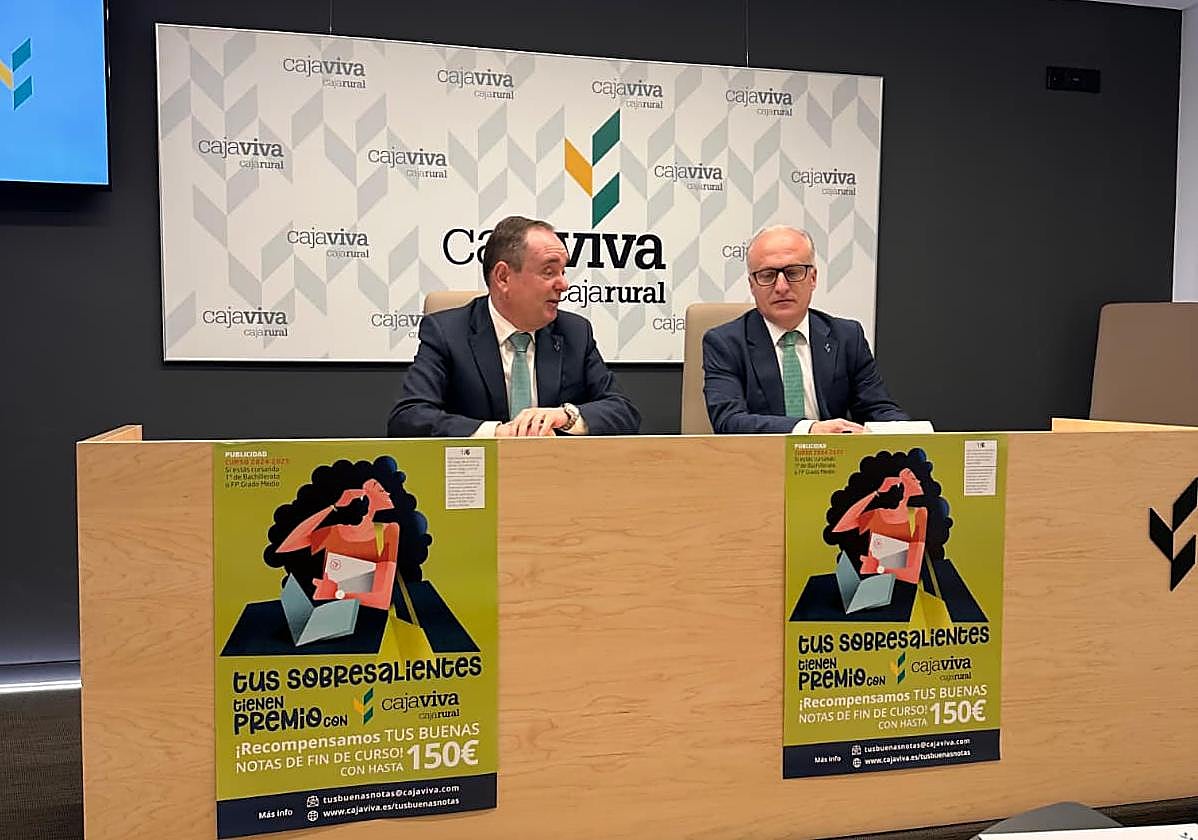 Ramón Sobremonte, director General de Cajaviva y Jorge Esteban, director de Área de Negocio, durante la presentación del Ingreso sobresaliente.