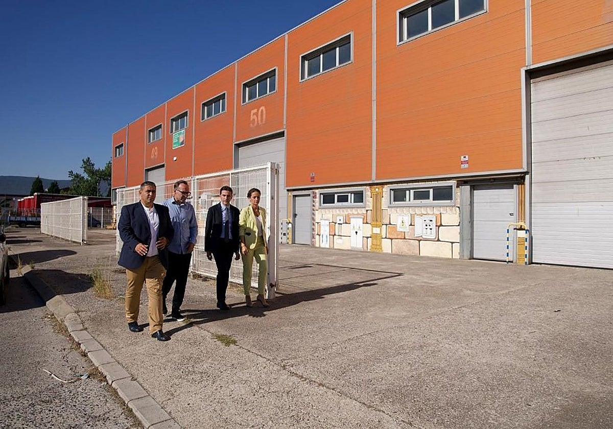 Pedro Casares visitó este jueves el polígono industrial de La Vega.