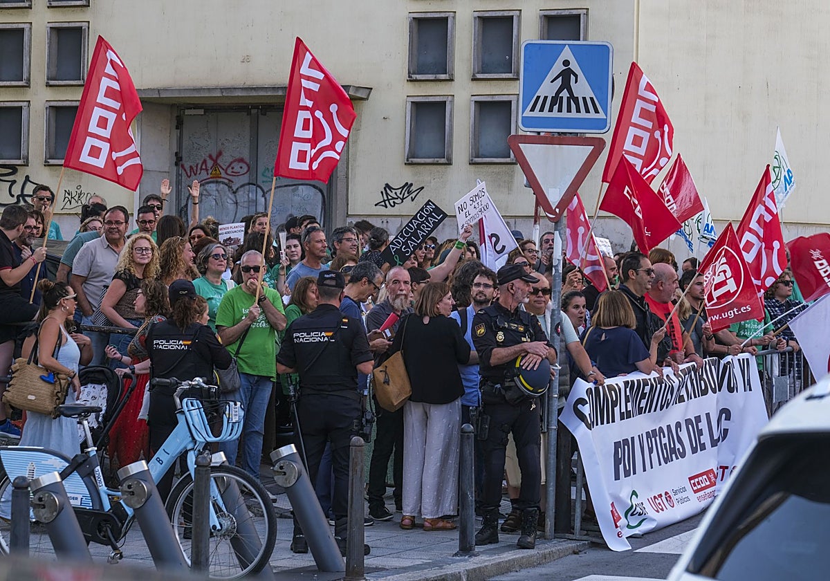 Los sindicatos docentes protestan a las puertas del Paraninfo de la Universidad de Cantabria.