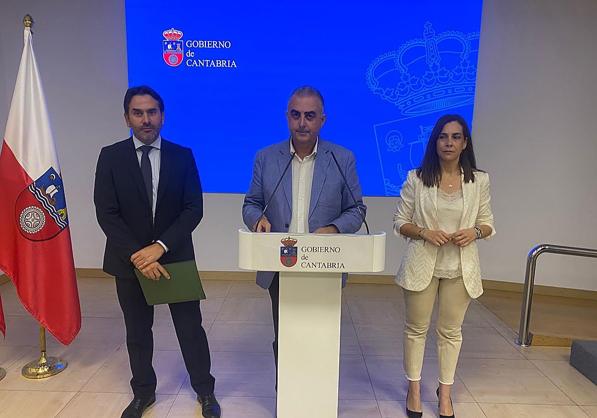 El consejero de Fomento, Roberto Media, anuncia en rueda de prensa las nuevas rutas en el Seve Ballesteros.