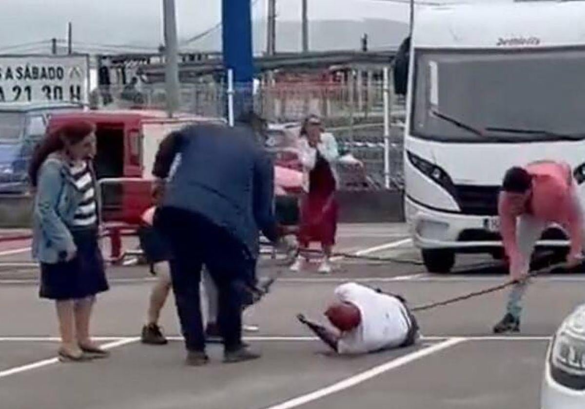 Momento en el que el acusado recibe una paliza en Laredo.