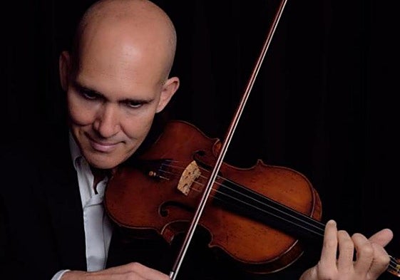 El violinista madrileño Miguel Borrego, que recala en Santander para tocar con la Oscan.