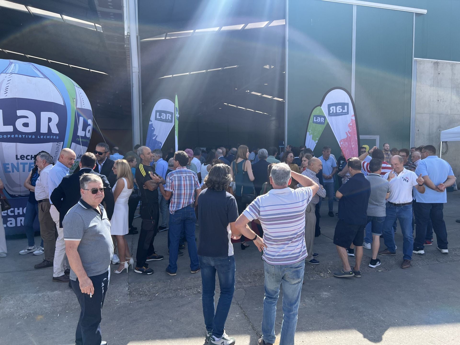 Llegada del público al acto en el secadero de Veguellina de Órbigo.