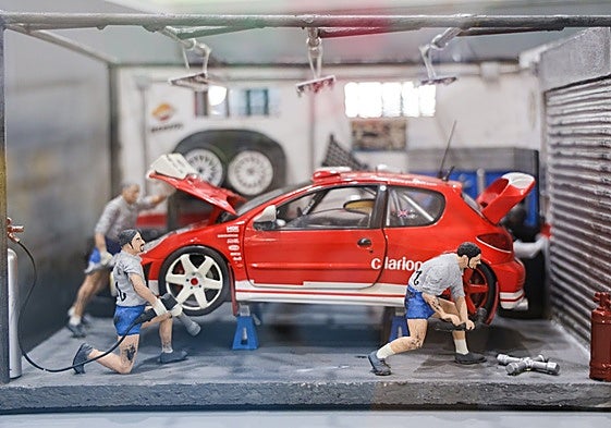 Diorama de coches que se puede contemplar en la exposición.