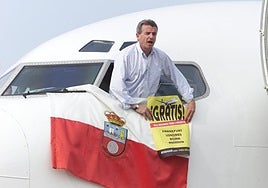 Septiembre de 2004 . El responsable de Ryanair, Michael O'Leary, viajó a Cantabria para presentar las rutas que se pusieron en marcha días después y ofrecer vuelos gratuitos como oferta. Londres y Roma empezaron el día 20 y Frankfurt unas semanas después.