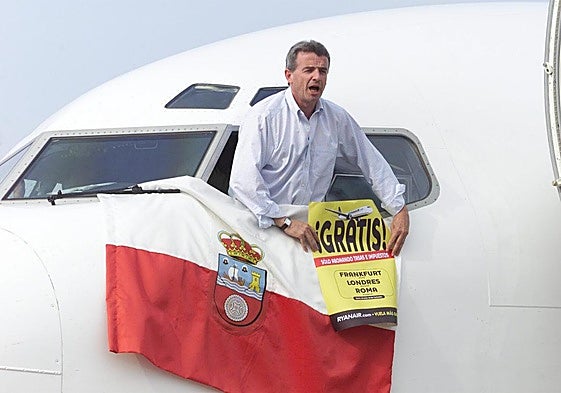 Septiembre de 2004 . El responsable de Ryanair, Michael O'Leary, viajó a Cantabria para presentar las rutas que se pusieron en marcha días después y ofrecer vuelos gratuitos como oferta. Londres y Roma empezaron el día 20 y Frankfurt unas semanas después.