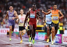 El español Mohamed Attaoui, en cabeza, con el keniano Emmanual Wanyonyi, el jamaicano Navasky Anderson, el botsuano Tshepiso Masalela y el estadounidense Bryce Hoppel durante la semifinal del jueves.