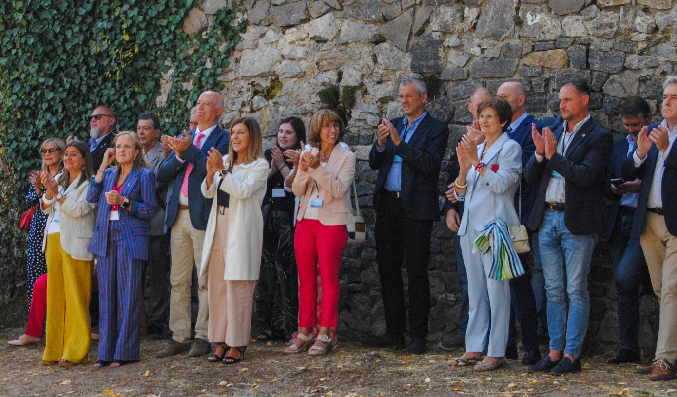 La presidenta ha estado acompañada por la consejera de Presidencia, Isabel Urrutia; el alcalde de la Hermandad de Campoo de Suso, Pedro Luis Gutiérrez, y la directora general de Administración Local, Acción Exterior y Casas de Cantabria, Marta González, entre otras autoridades autonómicas y locales