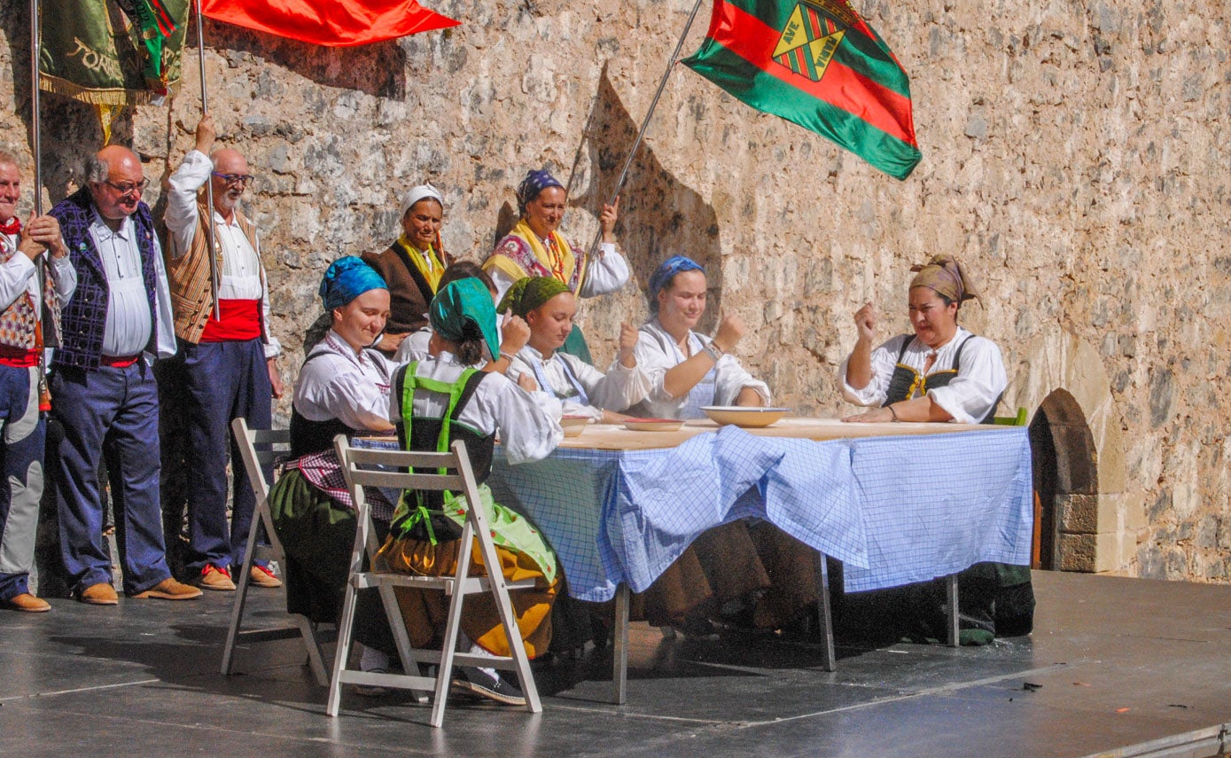 Una de las representaciones realizadas durante el XI Encuentro de Casas de Cantabria, que ha tenido lugar en el Castillo de Argüeso.