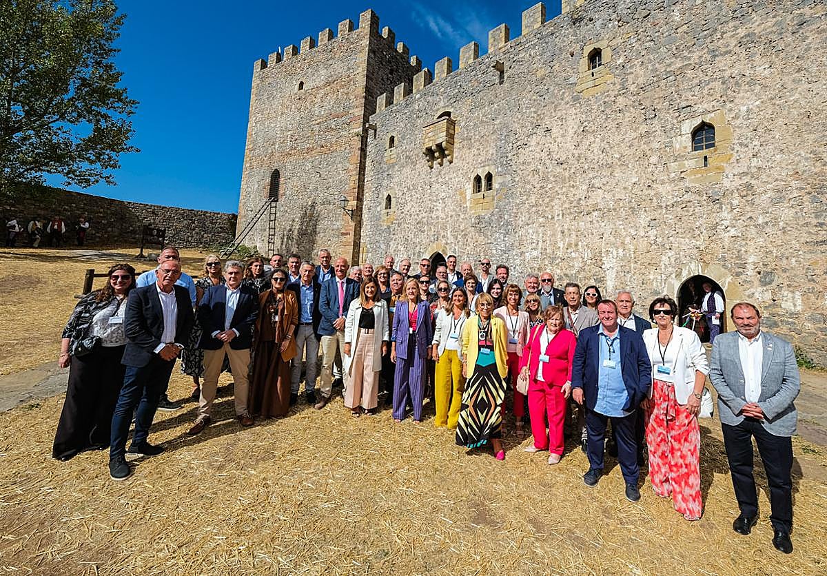 Autoridades y representantes de las casas de Cantabria posan en el patio del emblemático Castillo de Argüeso.
