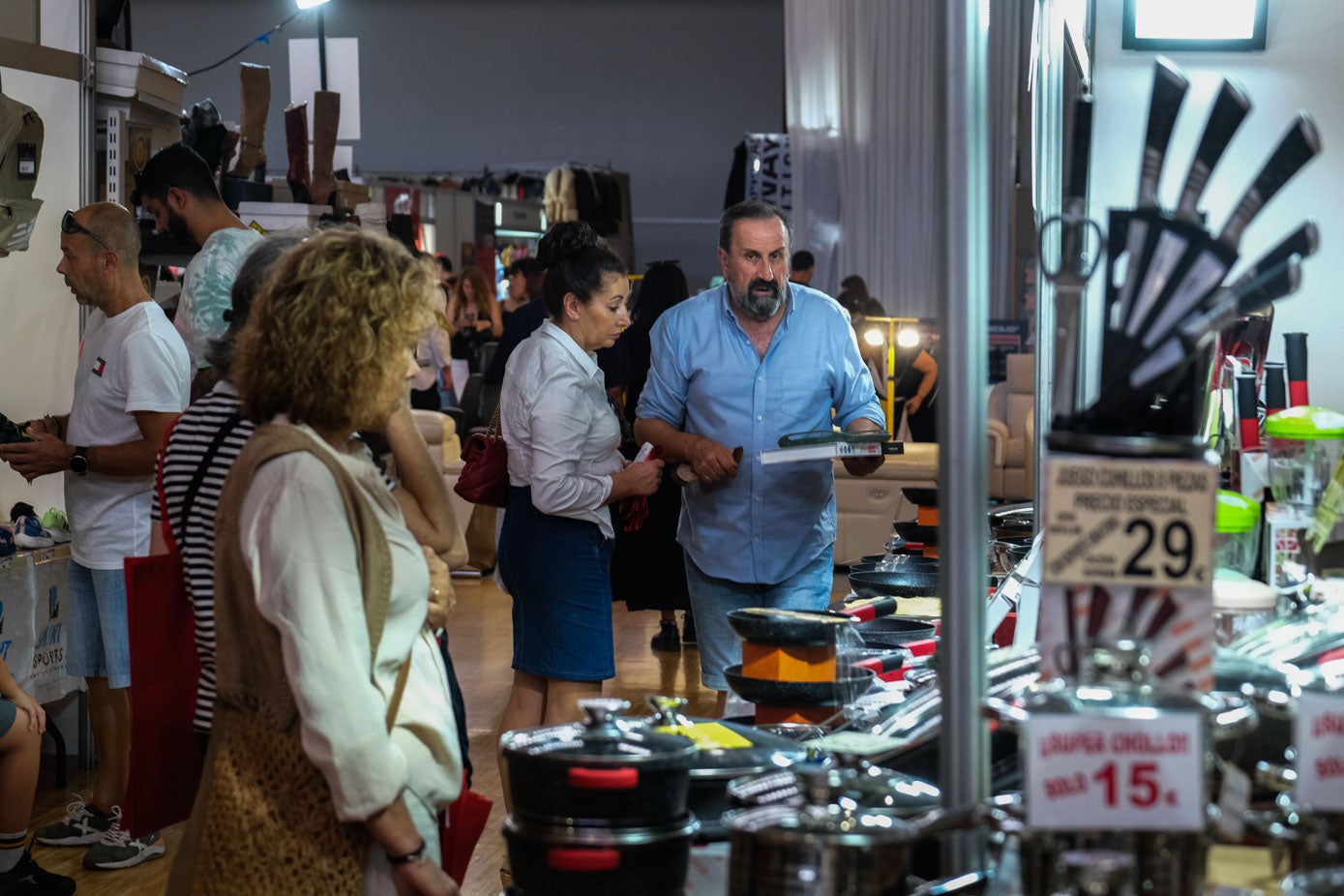 Los comerciantes hacen demostraciones en directo para mostrar el funcionamiento de los productos.