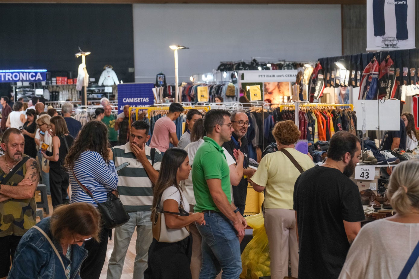 Algunos establecimientos con cola. 