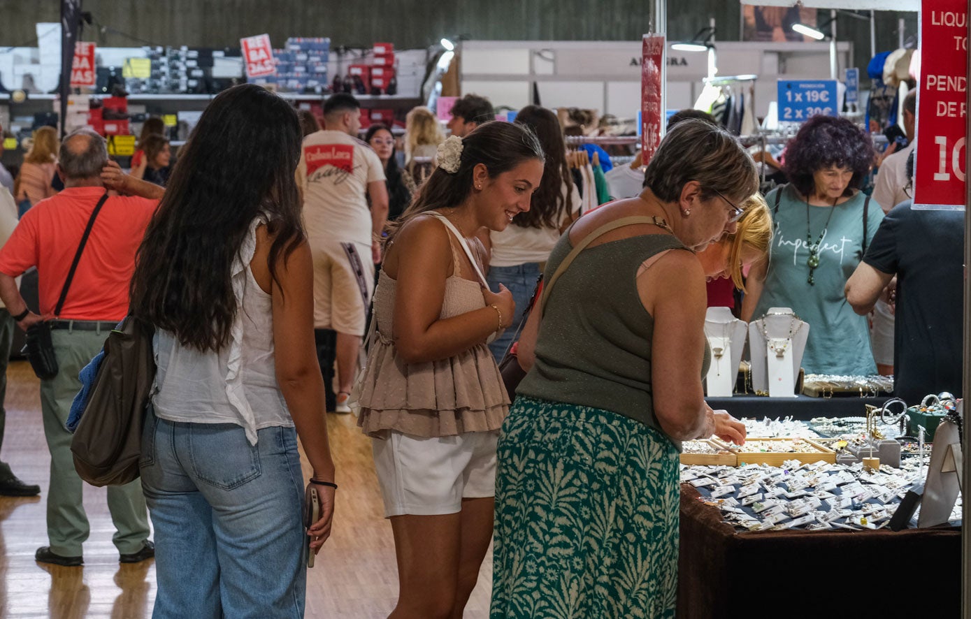 Los puestos de bistutería también a rebosar.