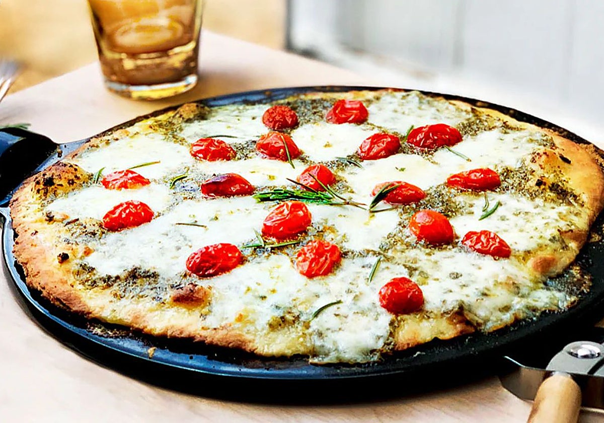 Una pizza al pesto es una magnífica opción para una comida o cena en fin de semana.