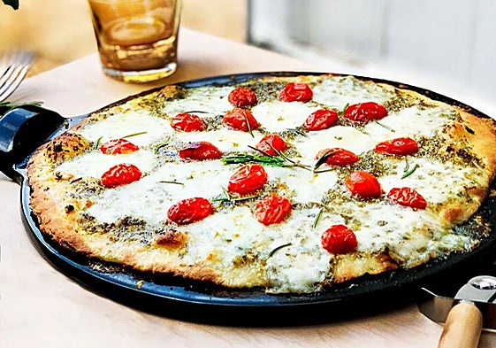 Una pizza al pesto es una magnífica opción para una comida o cena en fin de semana.