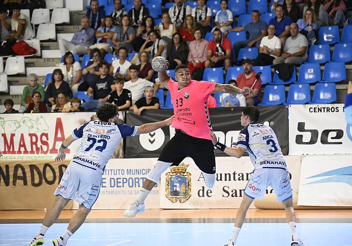 Macapá, lateral izquierdo del Blendio Sinfín, prepara el disparo ante Arca y Quintero, del Málaga.