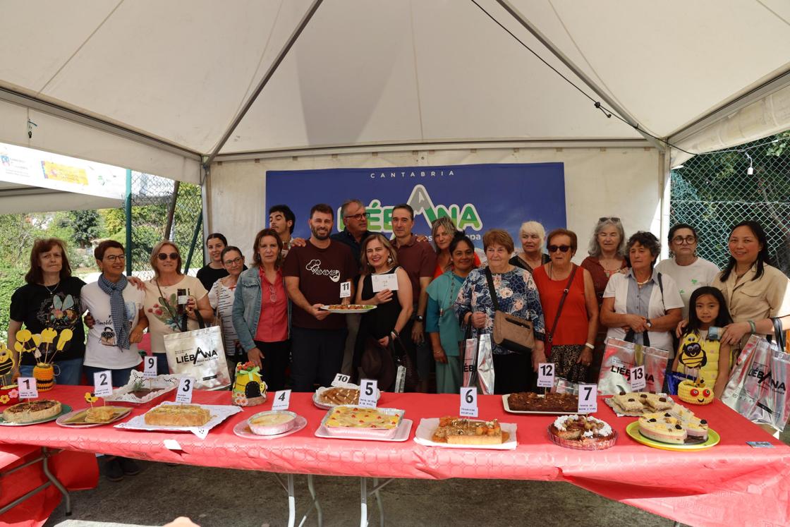 Foto de familia de los concursantes con sus postres de miel. 