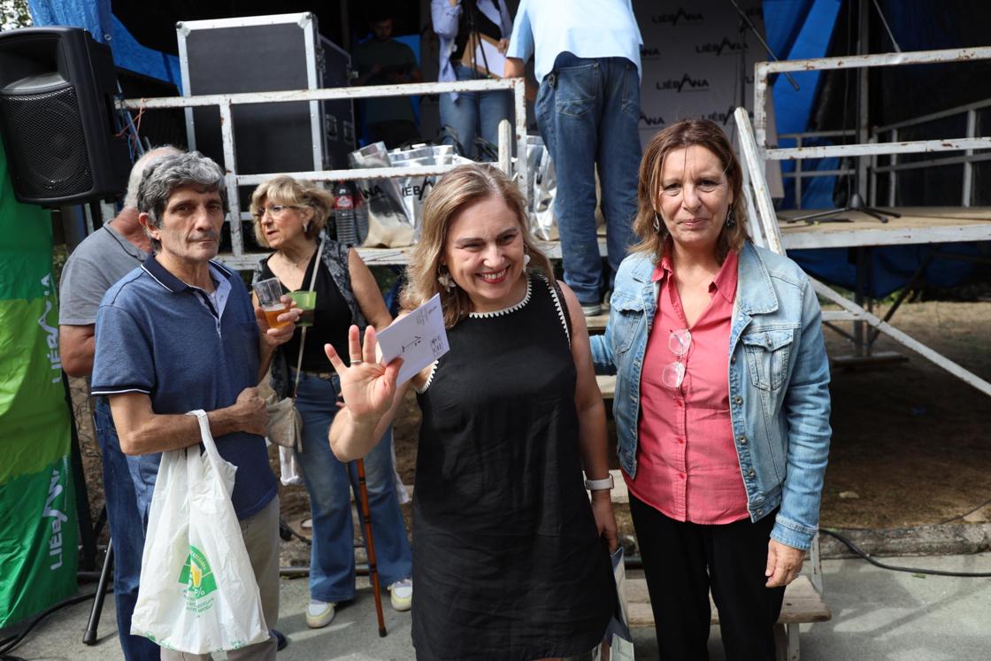La ganadora del mejor postre saluda con cara sonriente.