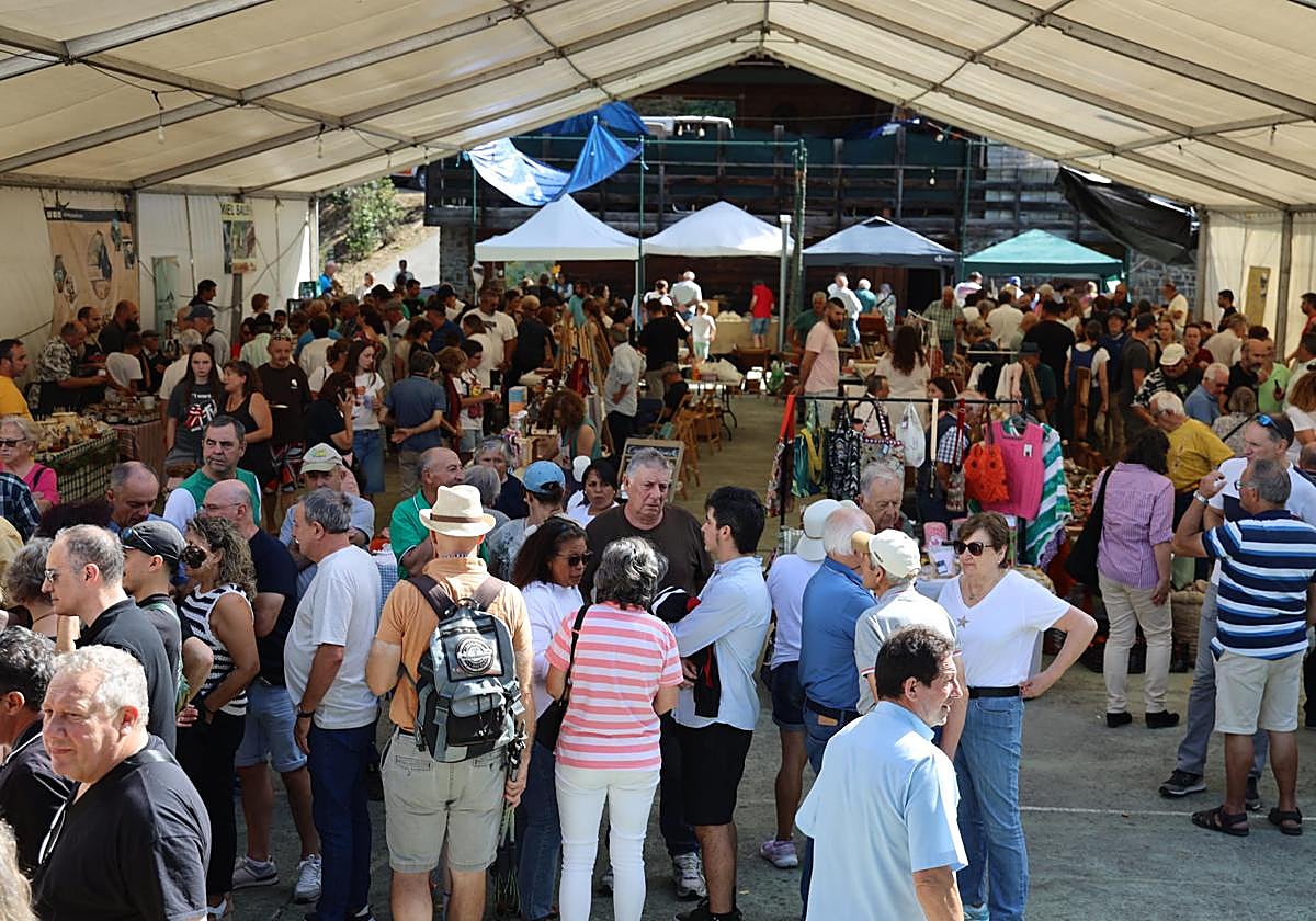 Vega de Liébana se endulza con la Feria de la Miel