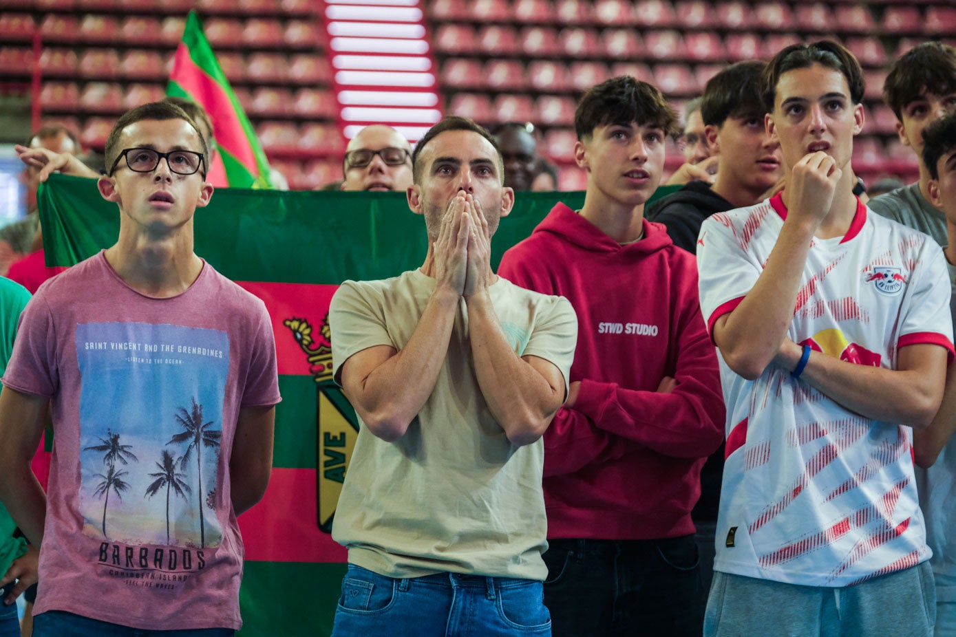 Los nervios de los seguidores fueron patentes durante toda la prueba.