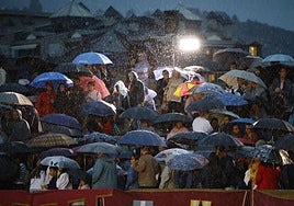 El público aguantó bajo el agua la representación de la llegada de las reinas al Palenque.