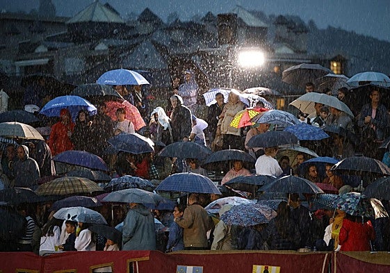 El público aguantó bajo el agua la representación de la llegada de las reinas al Palenque.