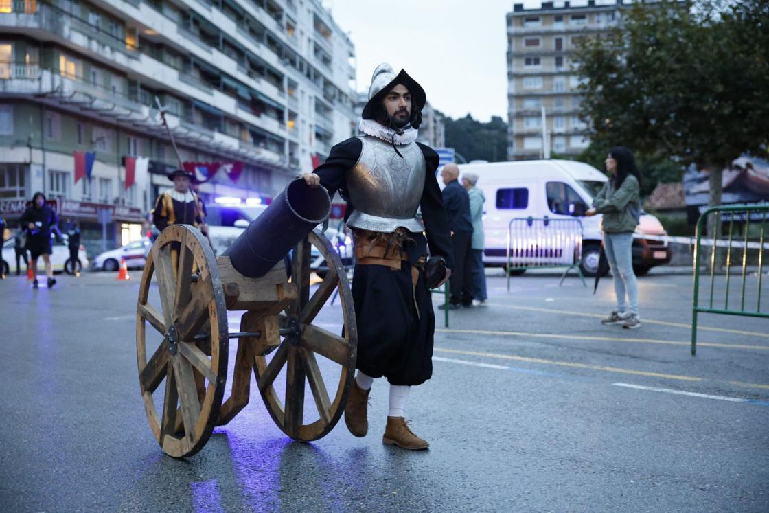 La guardia real con una recreación de la artillería de la época.