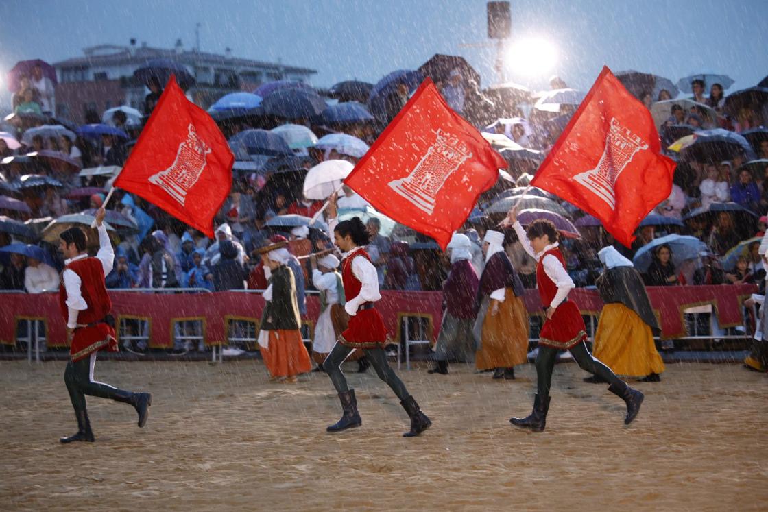 Los caballeros casi al galope en el palenque para recibir a las hermanas, una representación que se realizó bajo la lluvia