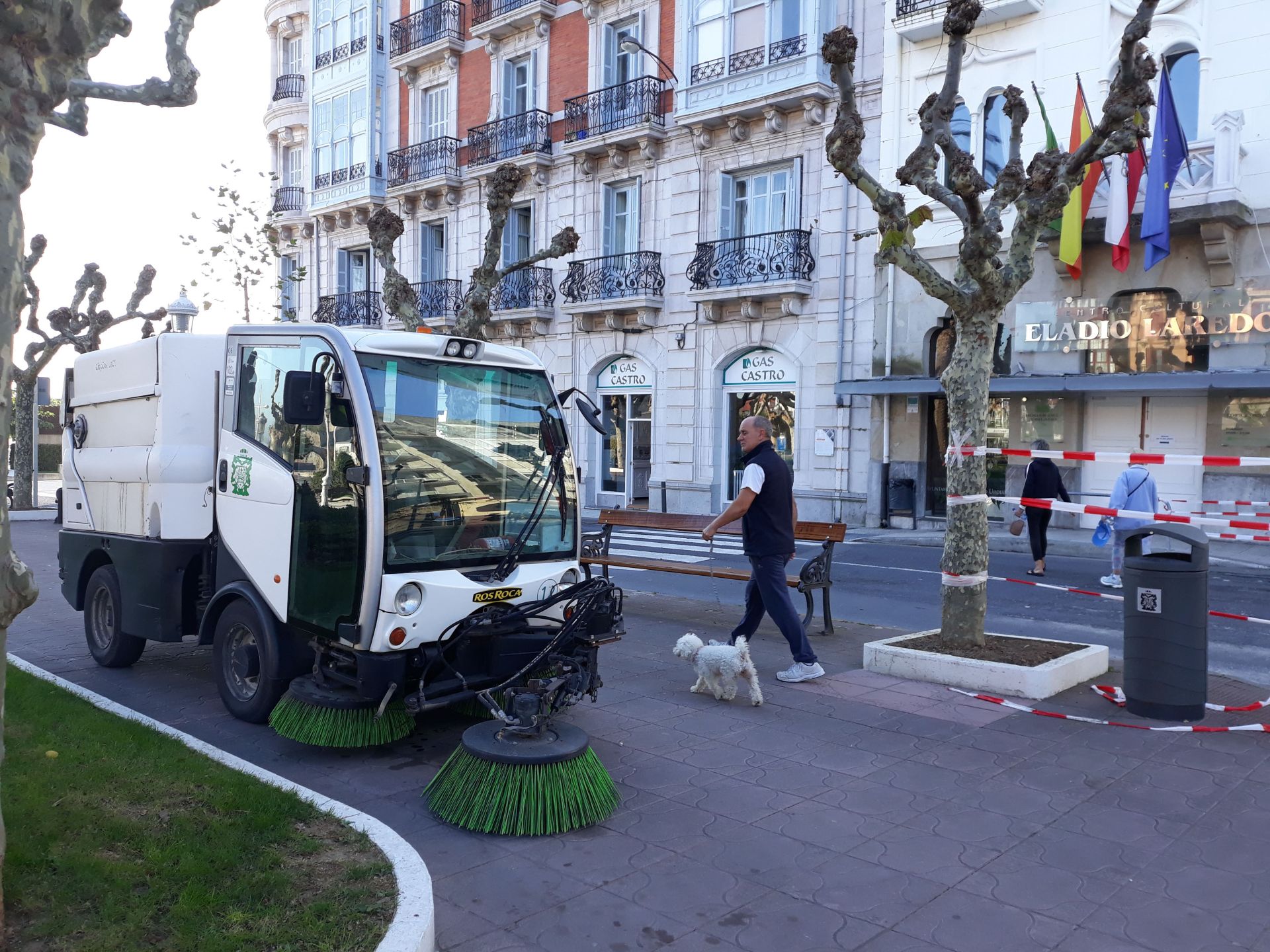 Un operario de la limpieza limpia la acera con una máquina en Castro.
