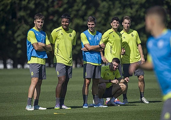 Íñigo Sainz-Maza, Michelin, Aldasoro y Javi Castro, observan durante un entrenamiento.