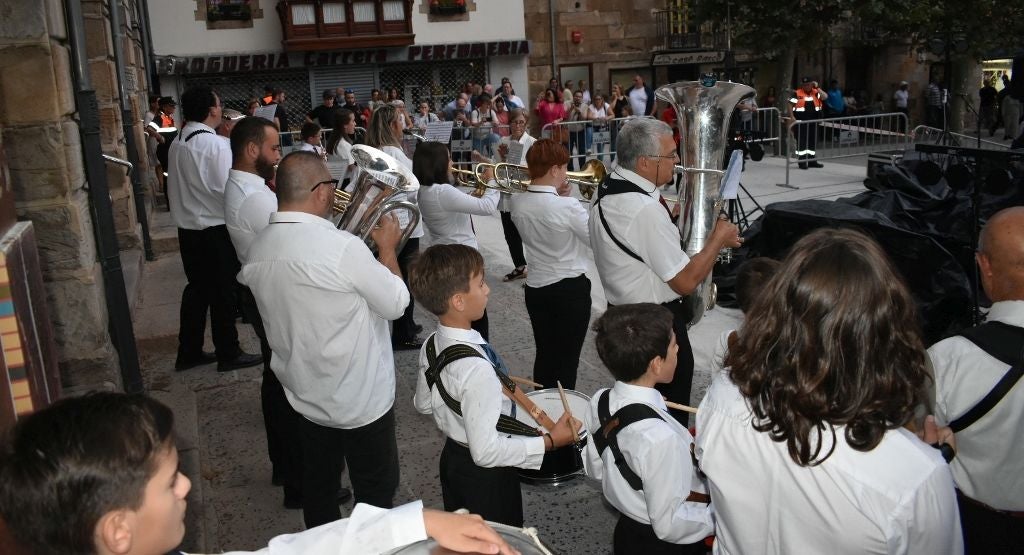 Banda de Música de Reinosa tocando en la plaza de España tras el pregón.