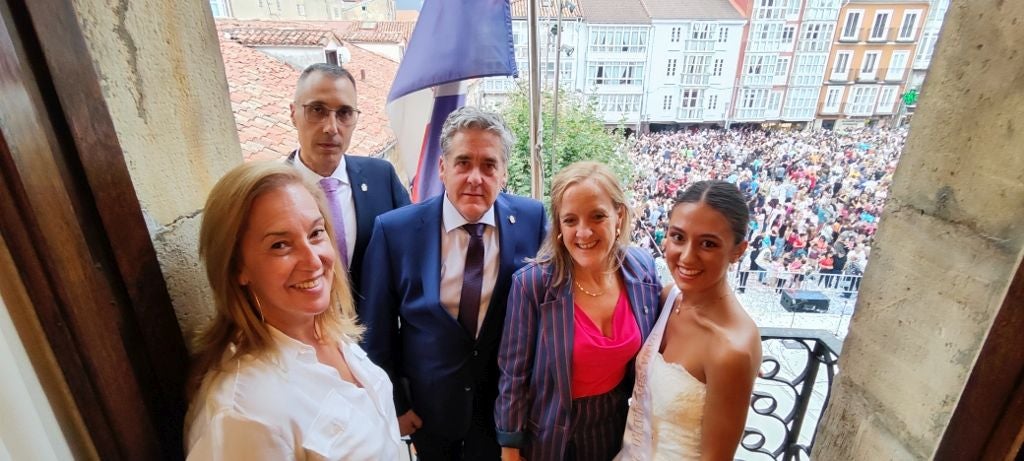 María José González, Isabel Urrutia, el alcalde y concejal de Cultura de Reinosa y la Dama Irene Alonso.