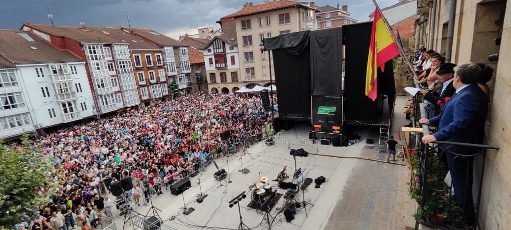 Pregón e inicio de las fiesta con balcones y la plaza de España llenos de gente.