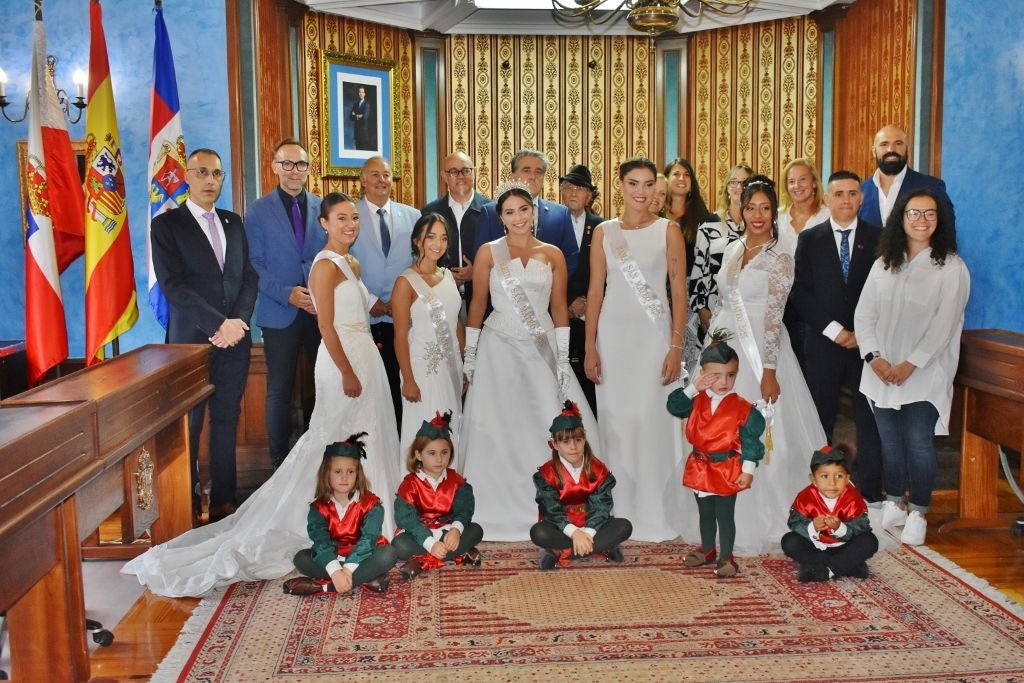 Foto de familia de la Corte de Honor, pregonero y autoridades.