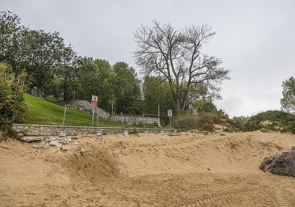 El acceso a la playa de Los Peligros, sin rampa (que se vino abajo) y vallado por su mal estado, será reparado.