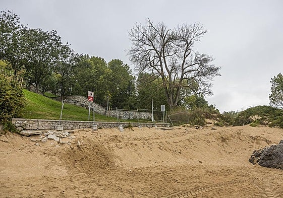 El acceso a la playa de Los Peligros, sin rampa (que se vino abajo) y vallado por su mal estado, será reparado.