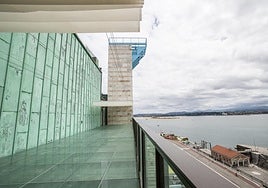 Imagen de la terraza en la fachada de Gamazo. Al fondo, el mirador creado en una de las torres a una altura de 45 metros.