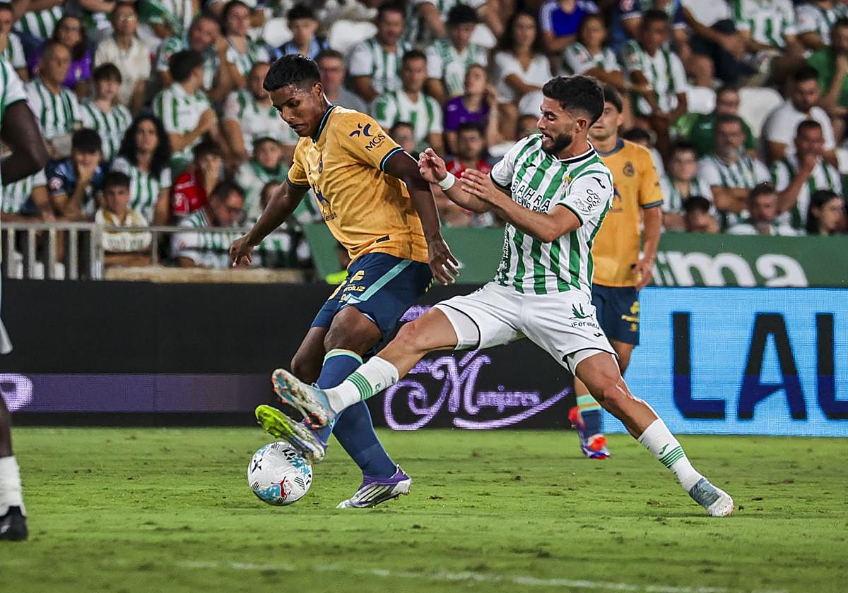 Jeremy controla la pelota y Jacobo, del Córdoba, trata de robáserla.