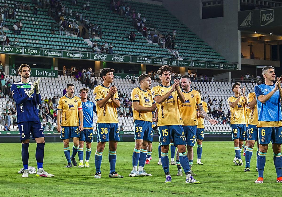 Los jugadores del Racing saludan a la afición desplazada.