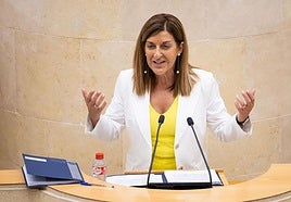 Buruaga durante una intervención en el Parlamento cántabro.