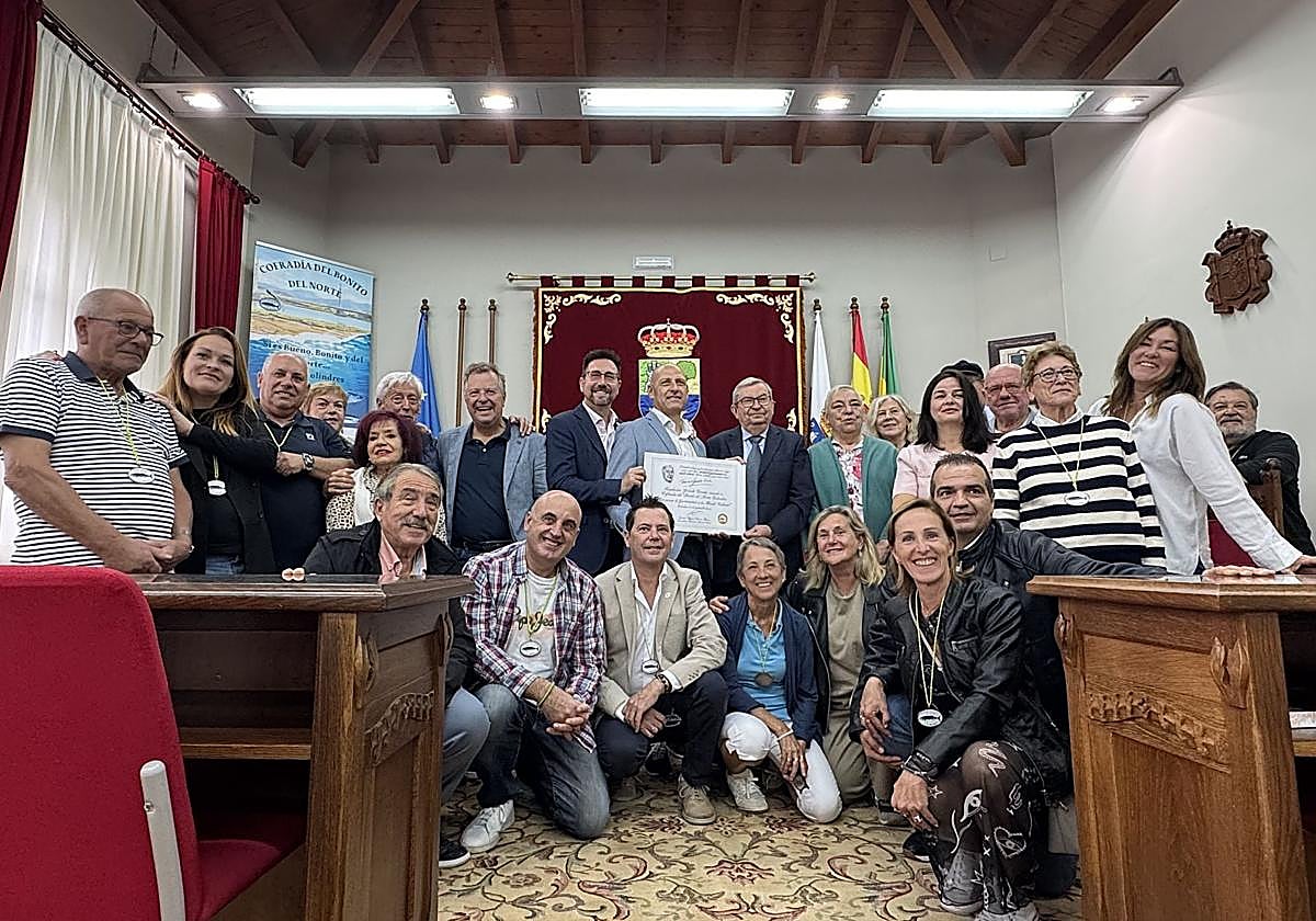 Miembros de la Fundación y la Cofradía posan con el diploma.