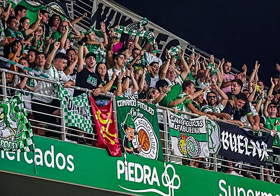 Un buen puñado de aficionados del Racing se desplazó hasta Córdoba