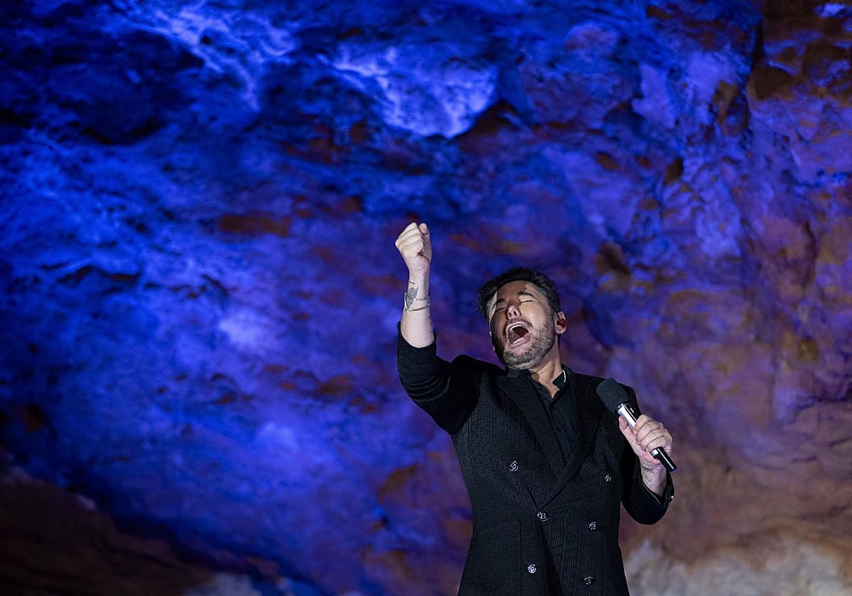 El artista catalán durante un momento de su concierto.