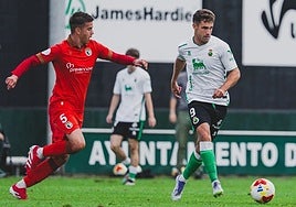 Baldrich, del Rayo, controla la pelota ante un rival del Burgos