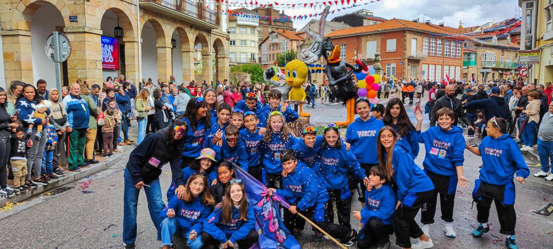 Las peñas juveniles se lo pasaron muy bien y son el futuro de la fiesta. 