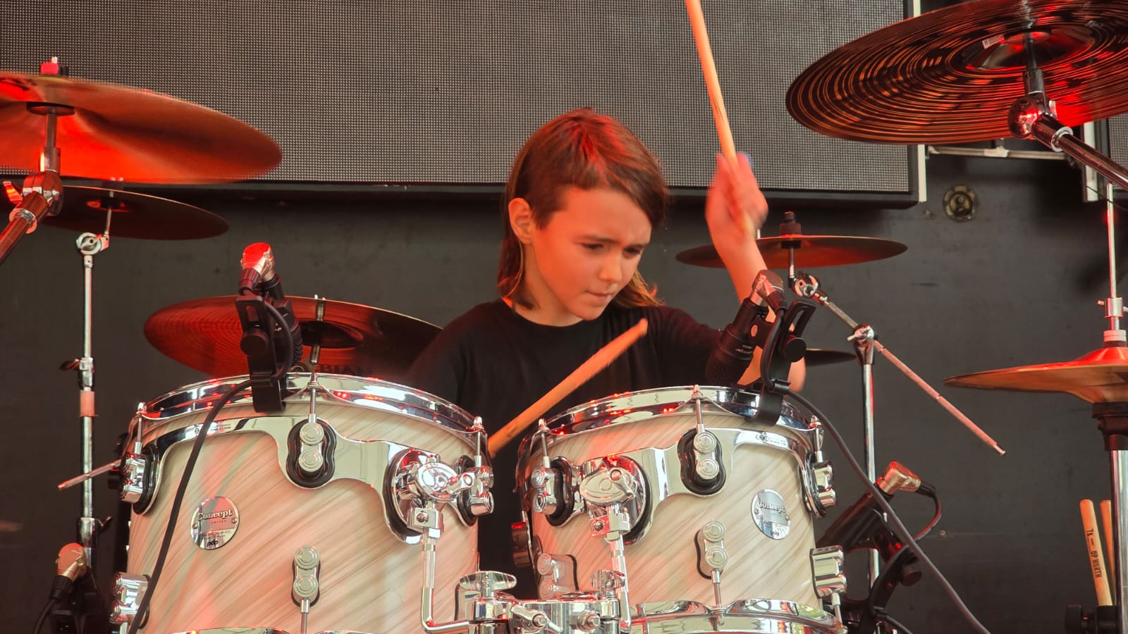 Kaiwei, la joven promesa barquereña en la batería, ofreció un animado concierto.